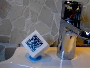 Seife mit QR code am Waschbeckenrand